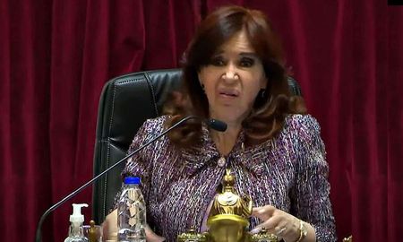 CFK se cruzó con la oposición en la primera sesión presencial del Senado, tras más de un año. CFK se cruzó con la oposición en la primera sesión presencial del Senado, tras más de un año.