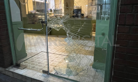 Rompieron un vidrio a piedrazos y robaron una panadería en el microcentro. Rompieron un vidrio a piedrazos y robaron una panadería en el microcentro.