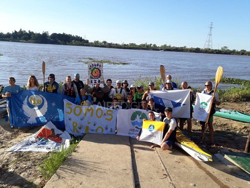 Remada colectiva para concientizar sobre la contaminación en los ríos