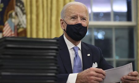 El presidente de Estados Unidos, Joe Biden, afirmó este viernes que la crisis económica inducida por la pandemia de coronavirus en Estados Unidos se está profundizando. El presidente de Estados Unidos, Joe Biden, afirmó este viernes que la crisis económica inducida por la pandemia de coronavirus en Estados Unidos se está profundizando.