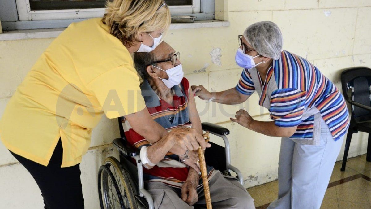 A partir de este sábado se autorizan las visitas y salidas programadas de personas mayores que residan en establecimientos geriátricos, residencias o similares.