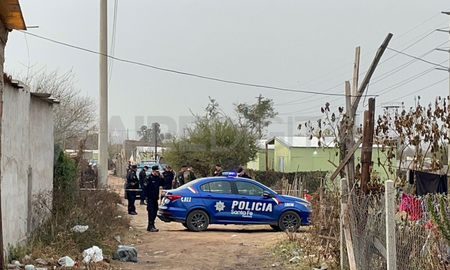 Agentes de la jurisdicción custodian la escena del crimen. Agentes de la jurisdicción custodian la escena del crimen.