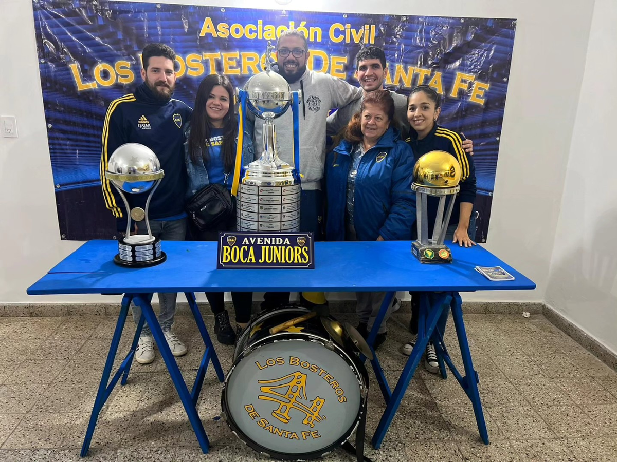 Los hinchas de Boca junto a las copas que ganó la institución. Los hinchas de Boca junto a las copas que ganó la institución. 