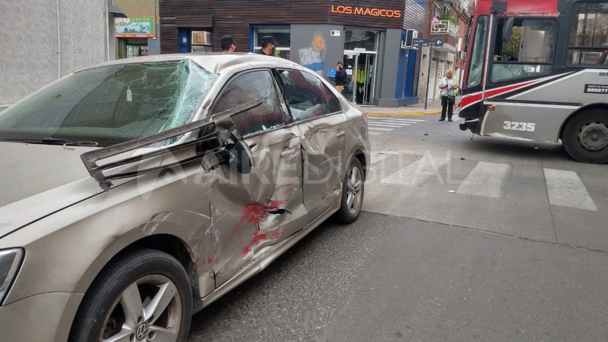 Un colectivo de la Línea 2 y un Volkswagen Vento chcocaron en Lisandro de la Torre y 9 de Julio