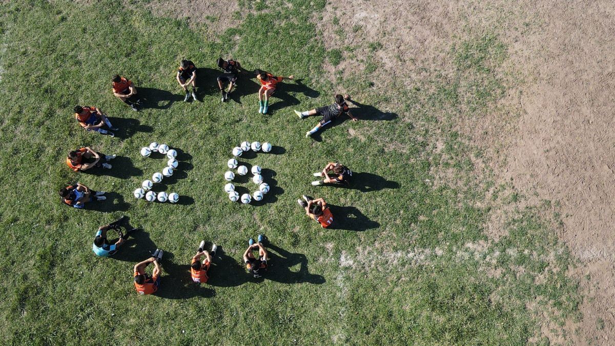 Desde arriba, el 26 con las pelotas. "La pelota cambi&oacute; mi vida", dijo &Aacute;ngel Di Mar&iacute;a.