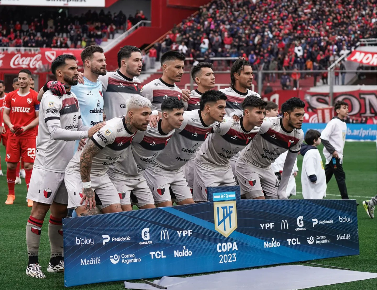 El equipo de Colón ante Independiente de Avellaneda. El equipo de Colón ante Independiente de Avellaneda.