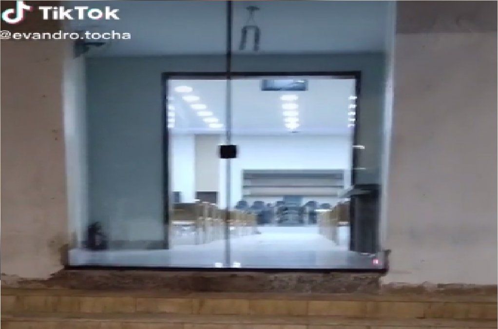 Pasaba por un edificio y grabó como un fantasma golpeaba una puerta de vidrio