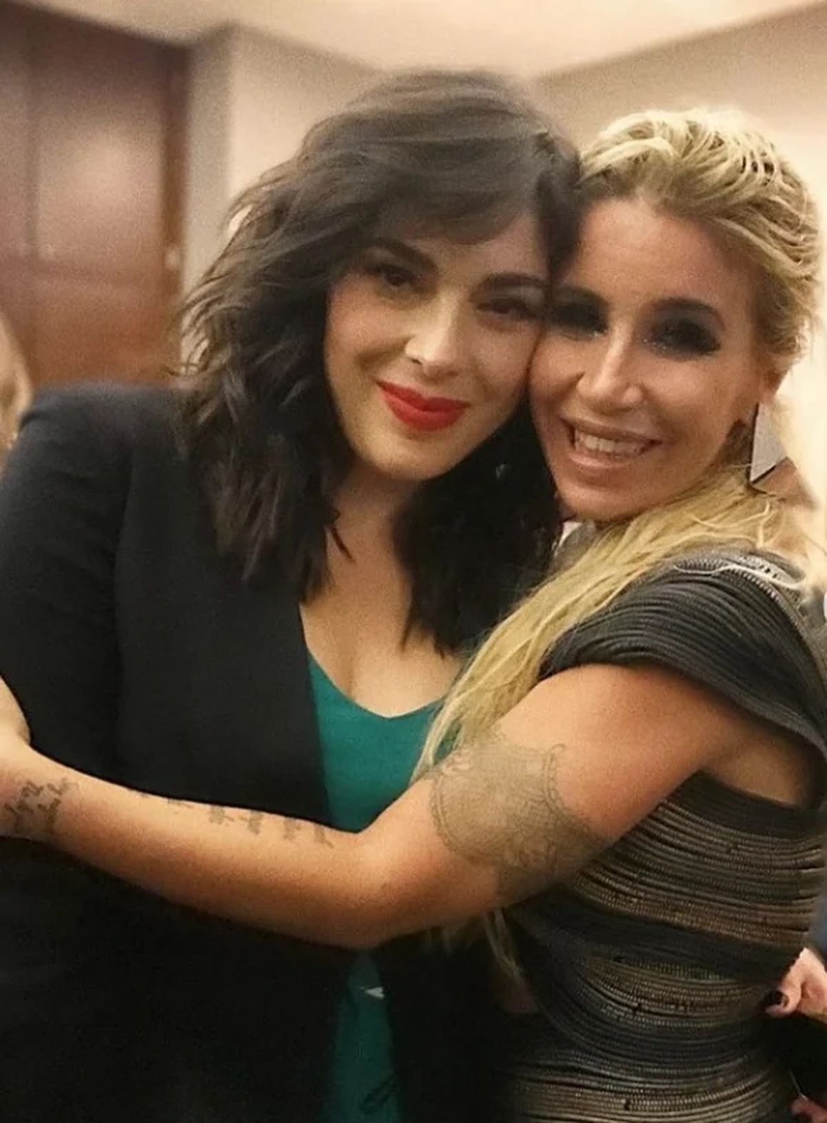 Flor Peña junto a la actriz Julieta Vallina