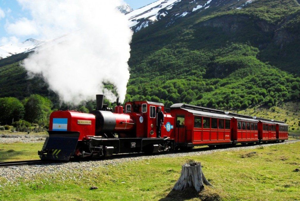 El Tren del Fin del Mundo es uno de los recorridos más buscados y de las formas más fáciles de explorar el Parque Nacional Tierra del Fuego. El Tren del Fin del Mundo es uno de los recorridos más buscados y de las formas más fáciles de explorar el Parque Nacional Tierra del Fuego.