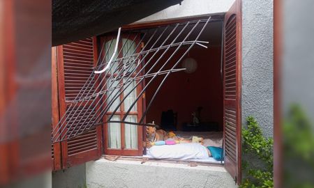 Un ladrón forzó una ventana y escapó con un televisor en barrio Los Hornos de Santa Fe, pero debió abandonarlo al ser visto por un vecino. Un ladrón forzó una ventana y escapó con un televisor en barrio Los Hornos de Santa Fe, pero debió abandonarlo al ser visto por un vecino.