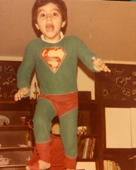 La tierna imagen retro de uno de los periodistas de espectáculos más reconocido de los medios