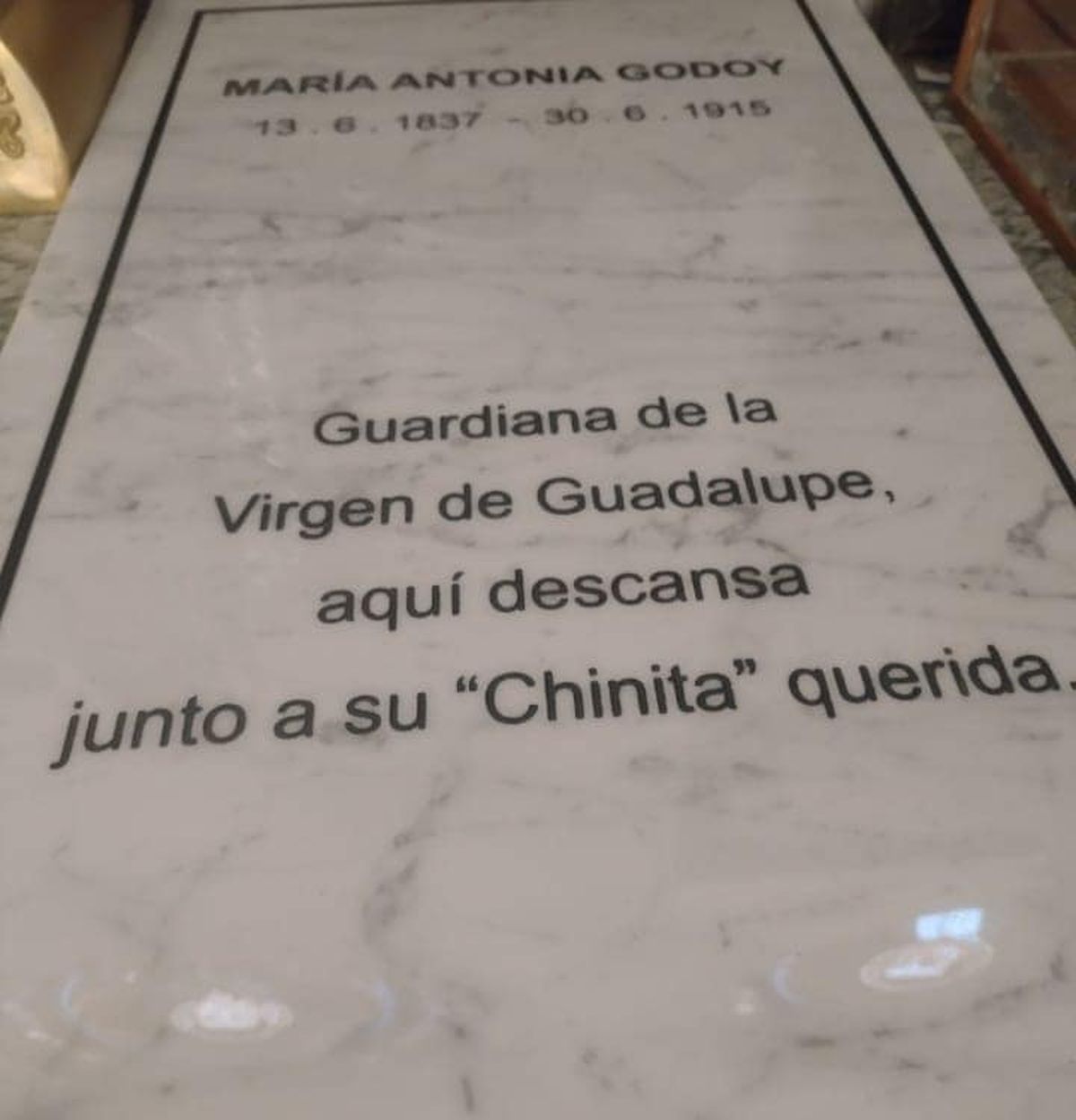 La placa que estará ubicada frente al altar, a los pies de la Virgen de Guadalupe.