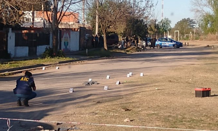 Asesinaron a dos personas en el Barrio Las Flores. Asesinaron a dos personas en el Barrio Las Flores.
