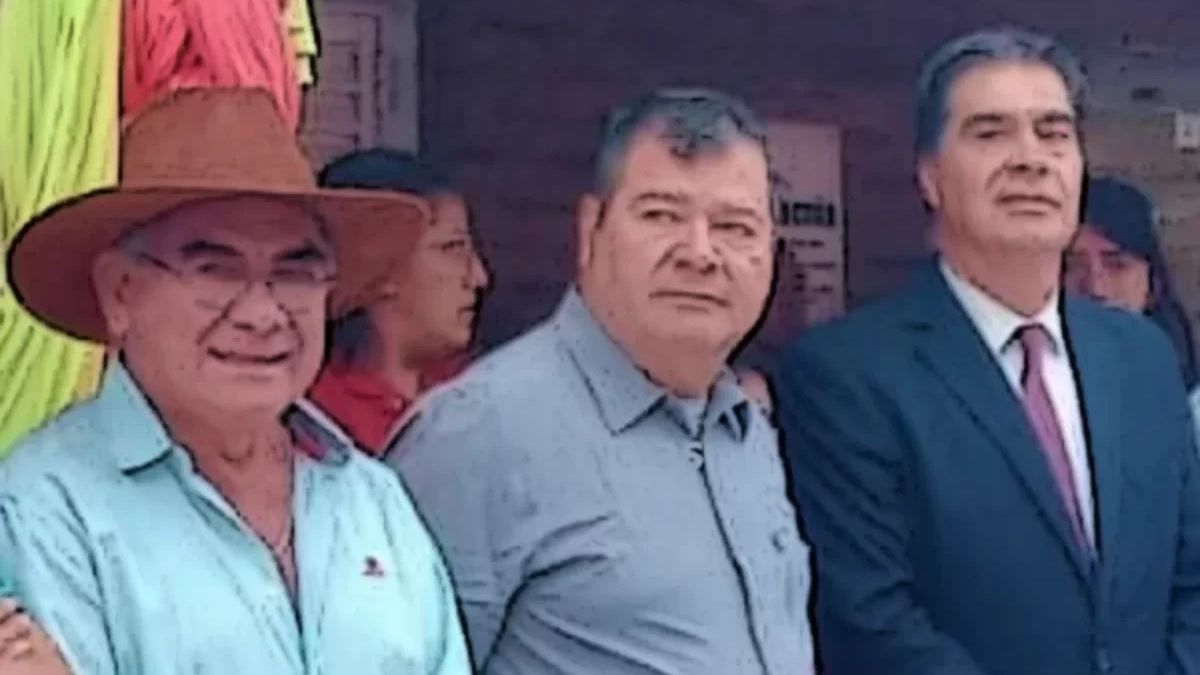 Osmar Quintín Gómez, cercano a Emerenciano Sena, está detenido por el caso Strzyzowski. En la foto se lo ve junto a Emerenciano Sena y Jorge Capitanich. Osmar Quintín Gómez, cercano a Emerenciano Sena, está detenido por el caso Strzyzowski. En la foto se lo ve junto a Emerenciano Sena y Jorge Capitanich.
