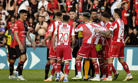 Se picó el clásico santafesino tras la infracción de Toledo a Paz. Se picó el clásico santafesino tras la infracción de Toledo a Paz.