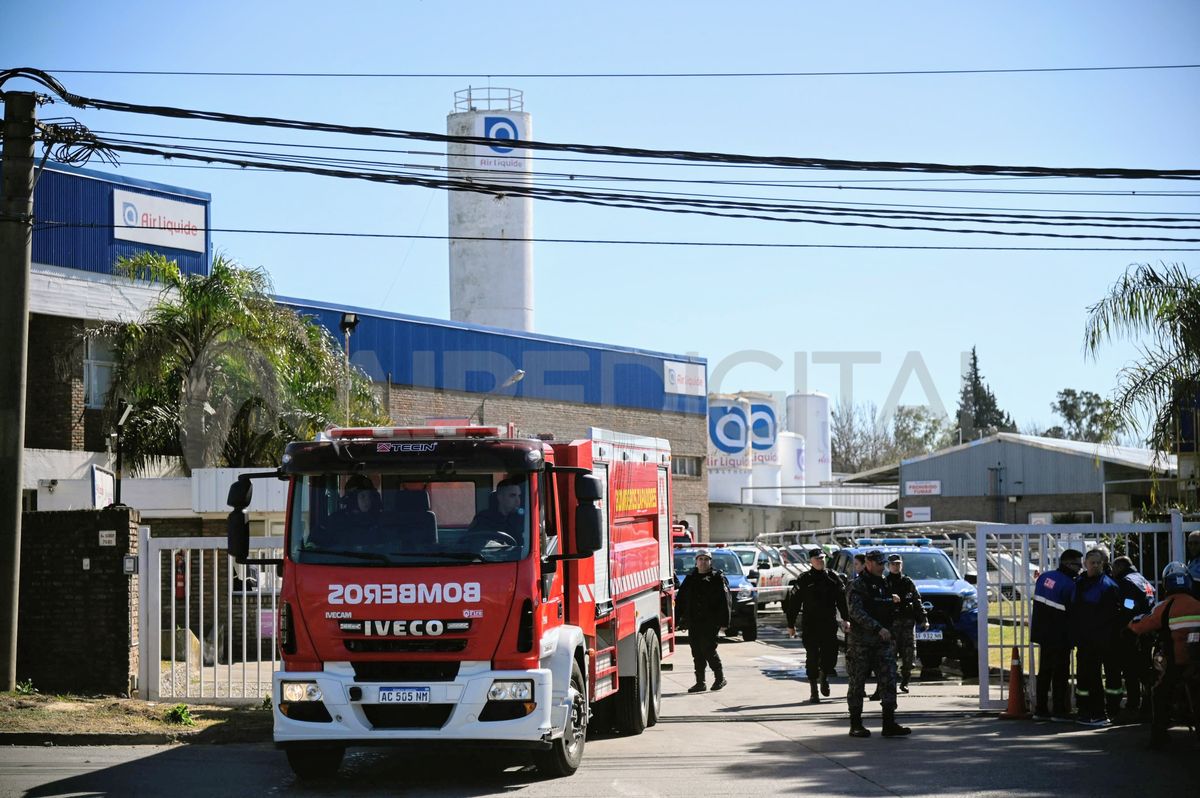 Se estrelló una avioneta en Rosario: los impactantes videos del incidente
