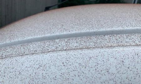 El techo de un auto bajo la lluvia de chocolate El techo de un auto bajo la lluvia de chocolate