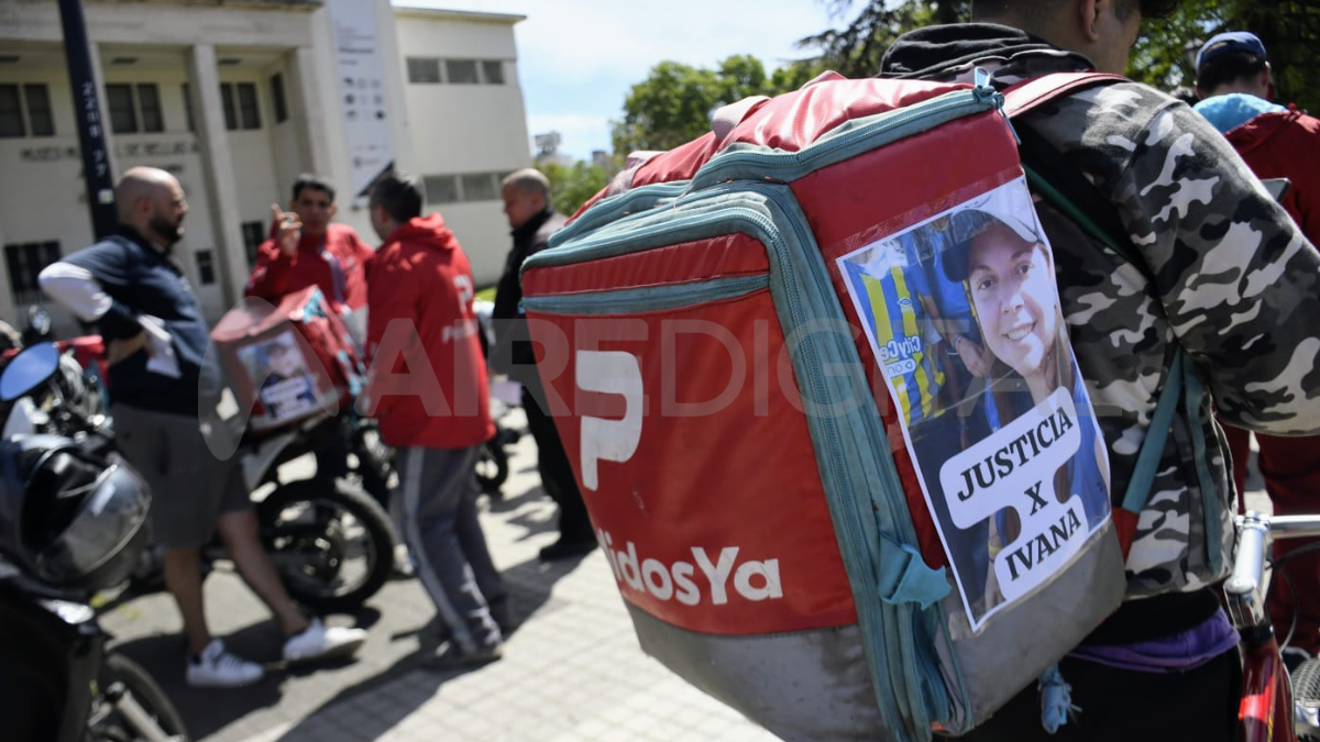 El lunes al mediodía un centenar de cadetes, compañeros de la víctima, realizaron junto a familiares de la fallecida una marcha al Centro de Justicia Penal para reclamar justicia. El lunes al mediodía un centenar de cadetes, compañeros de la víctima, realizaron junto a familiares de la fallecida una marcha al Centro de Justicia Penal para reclamar justicia.
