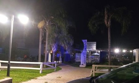 El momento en que la policía arribó al local gastronómico. El momento en que la policía arribó al local gastronómico.