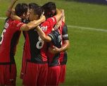 El abrazo de gol sabalero, tras el tanto de Alexis Sabella. El abrazo de gol sabalero, tras el tanto de Alexis Sabella.