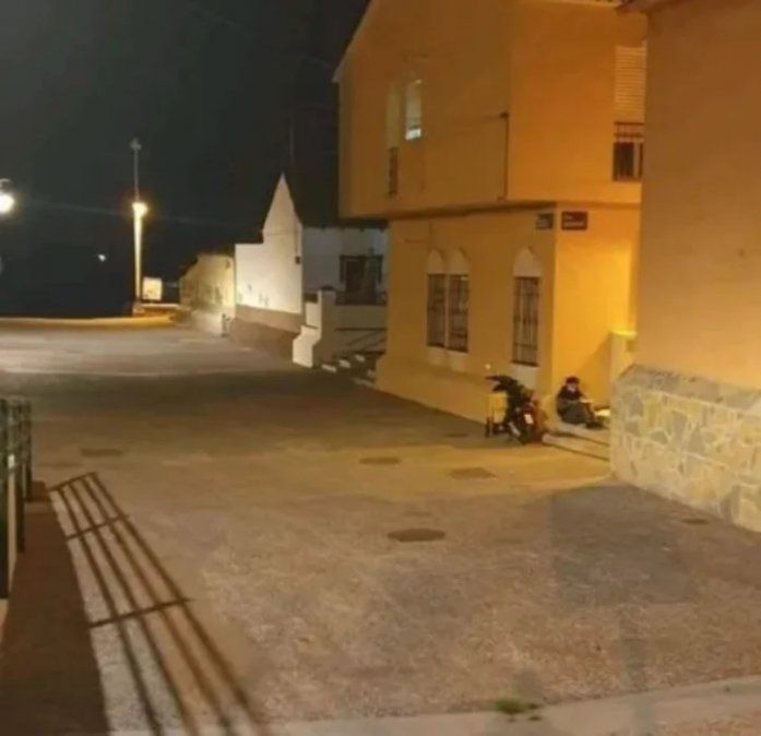 Carlos estudiando bajo la luz de un farol.