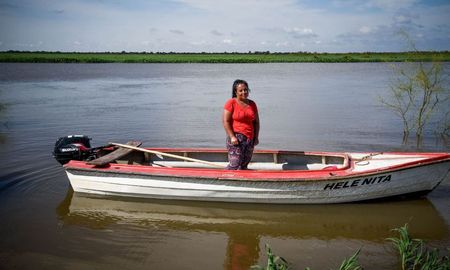 Natalia es isleña, y de lunes a viernes lleva a sus hijos en canoa hasta la escuela primaria flotante. Foto: Celina Mutti Lovera. Natalia es isleña, y de lunes a viernes lleva a sus hijos en canoa hasta la escuela primaria flotante. Foto: Celina Mutti Lovera.