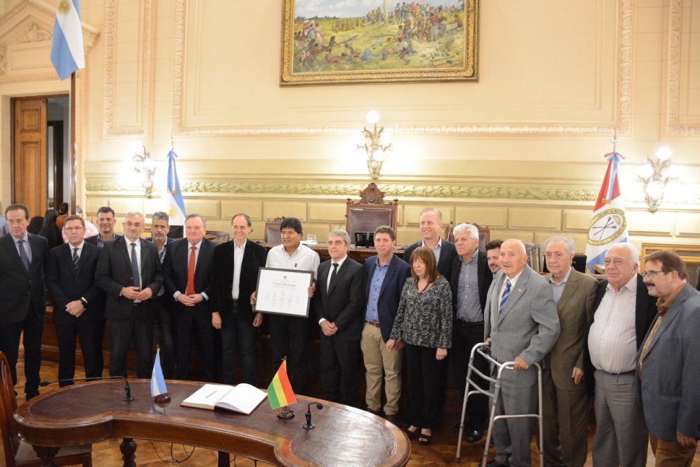 El expresidente de Bolivia, Evo Morales, pasó por el Senado santafecino, previo a la sesión.