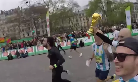 Corrieron la Maratón de París con la Copa del Mundo en la mano en forma de chicana y se volvieron viral Corrieron la Maratón de París con la Copa del Mundo en la mano en forma de chicana y se volvieron viral