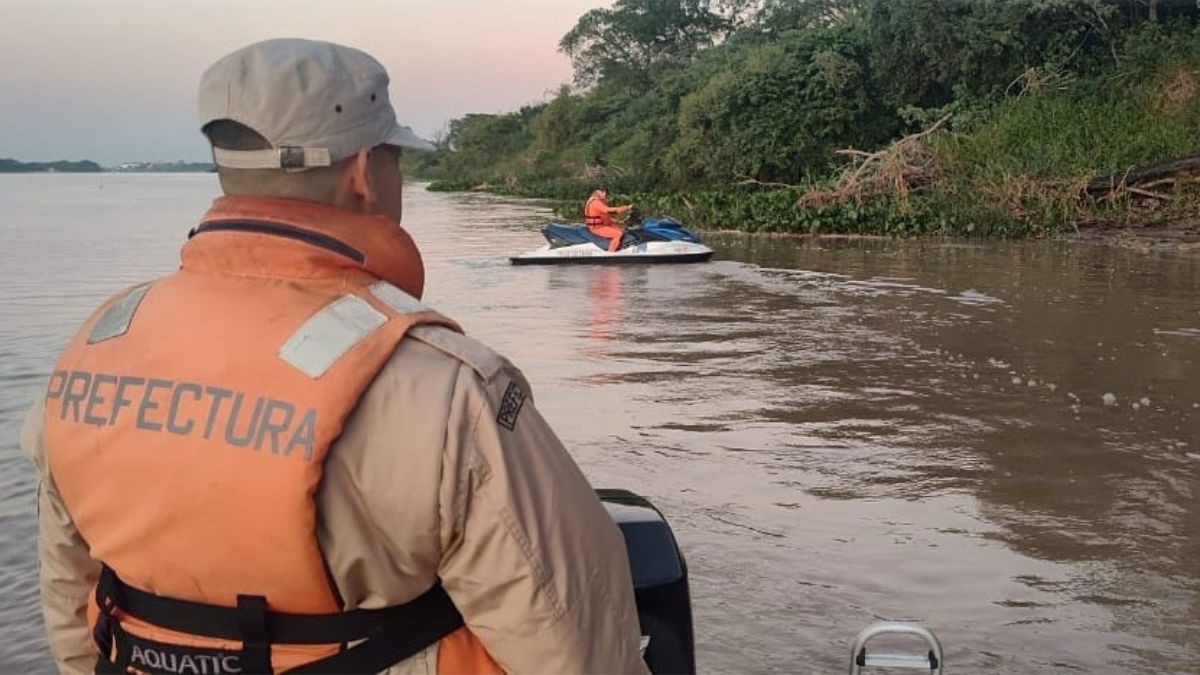 La principal hipótesis de la tragedia da cuenta de que el niño se habría arrojado al agua y, tras él, su padre para salvarle la vida. La principal hipótesis de la tragedia da cuenta de que el niño se habría arrojado al agua y, tras él, su padre para salvarle la vida.
