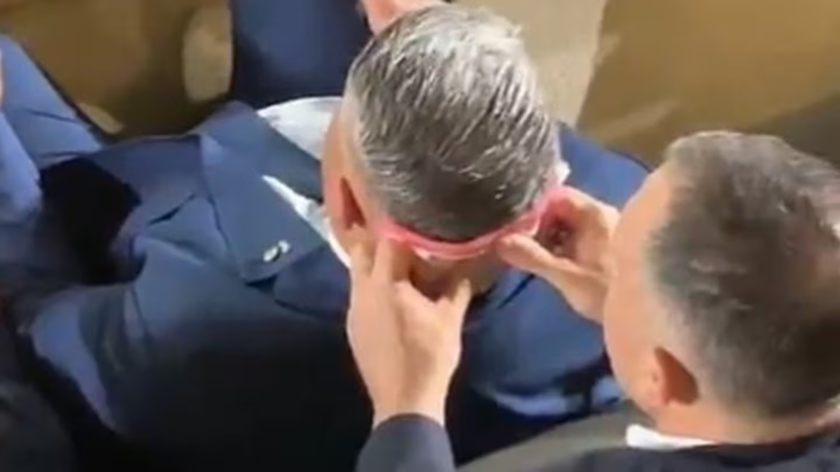 Video: Quién es el dirigente que le pasó la toalla por el cuello a Chiqui Tapia en pleno partido de Argentina. Video: Quién es el dirigente que le pasó la toalla por el cuello a Chiqui Tapia en pleno partido de Argentina.