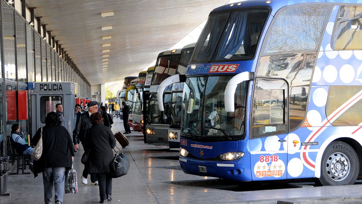 Habilitan el transporte público de larga distancia para personas autorizadas