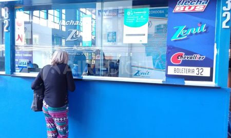 Una señora en la ventanilla de la boletería de la empresa Flecha Bus este viernes. Una señora en la ventanilla de la boletería de la empresa Flecha Bus este viernes.