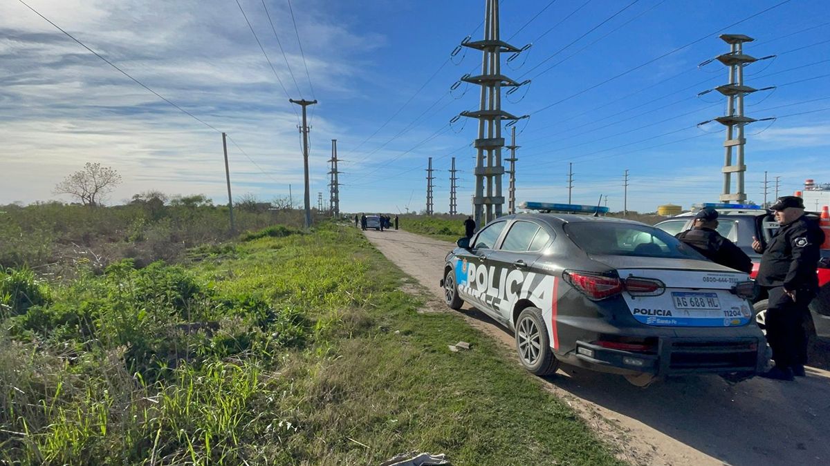 Policía e investigadores en el lugar donde fue encontrado el cadáver.&nbsp;