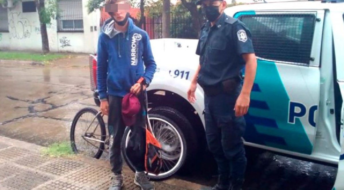 Un chico de 14 años se fugó de su casa para vivir con una mujer mayor de edad que conoció en las redes sociales