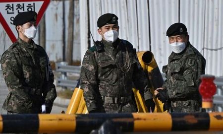 Aún desconocían si la persona en cuestión es un ciudadano surcoreano o un desertor norcoreano, y presumían que es civil y no militar. Aún desconocían si la persona en cuestión es un ciudadano surcoreano o un desertor norcoreano, y presumían que es civil y no militar.