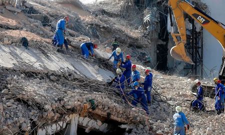 En Beirut remueven los escombros que dejó la devastadora explosión Fuente: AFP En Beirut remueven los escombros que dejó la devastadora explosión Fuente: AFP