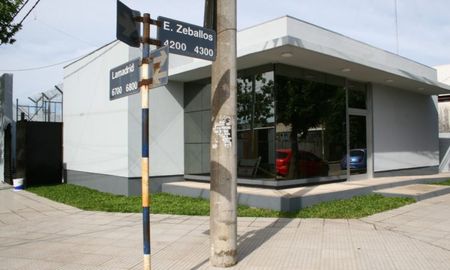 barrio scarafia: detuvieron a cuatro hombres que tenian de rehenes a dos adolescentes barrio scarafia: detuvieron a cuatro hombres que tenian de rehenes a dos adolescentes