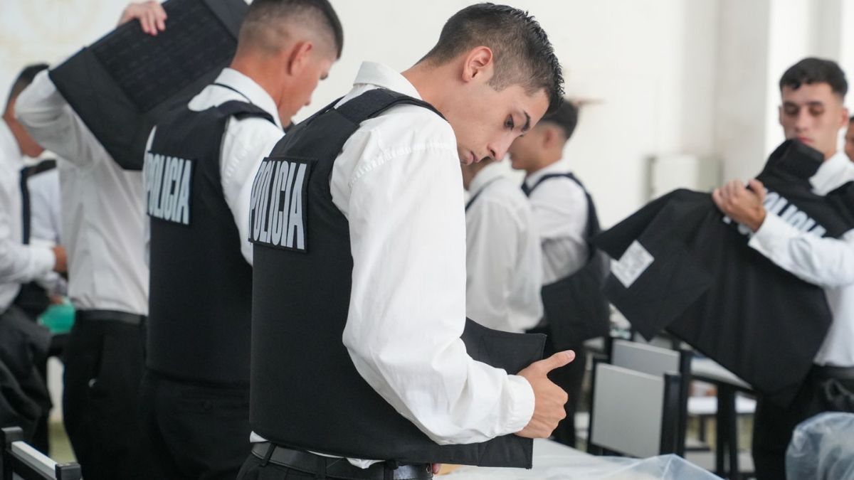Con una inversión de $ 33.000 millones, es la primera vez que los egresados reciben el equipamiento nuevo sin costo personal. Con una inversión de $ 33.000 millones, es la primera vez que los egresados reciben el equipamiento nuevo sin costo personal.