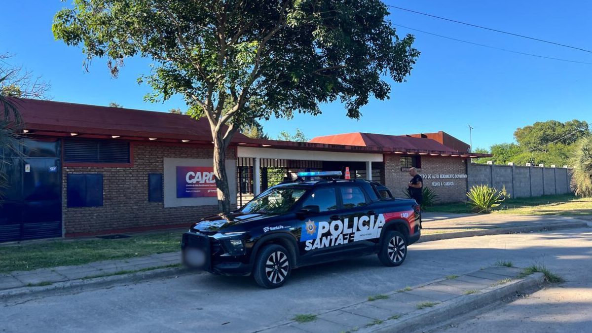 Personal policial y de bomberos arribaron al predio del CARD y controlaron el incendio. Personal policial y de bomberos arribaron al predio del CARD y controlaron el incendio.