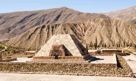 Los arqueólogos Ambrosetti y Debenedetti, homenajeados en la pirámide de la cima, debieron desenterrar el sitio casi a mano, ya que la vegetación y el colapso natural habían ocultado la fortaleza durante siglos. Los arqueólogos Ambrosetti y Debenedetti, homenajeados en la pirámide de la cima, debieron desenterrar el sitio casi a mano, ya que la vegetación y el colapso natural habían ocultado la fortaleza durante siglos.