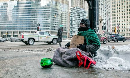 La historia del millonario que le pagó el hotel a 70 sin techo para que no duerman en las heladas calles de Chicago