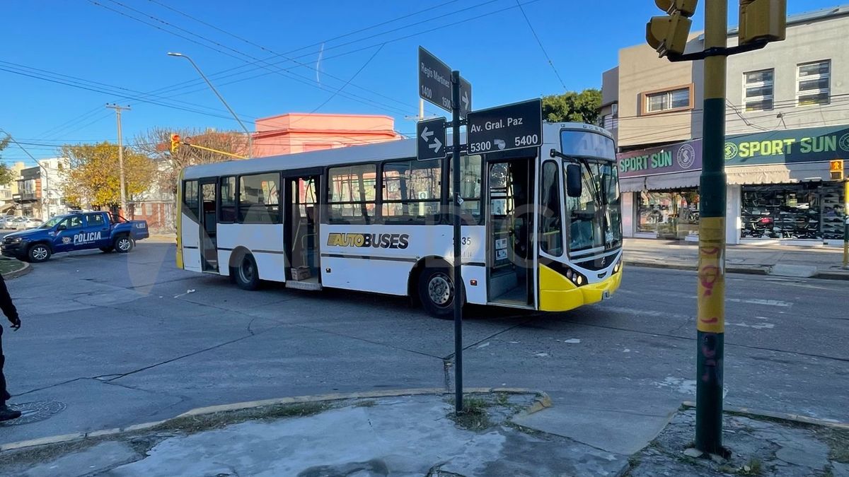 Se supo quién es el joven fallecido tras caer de un colectivo de la Línea 14