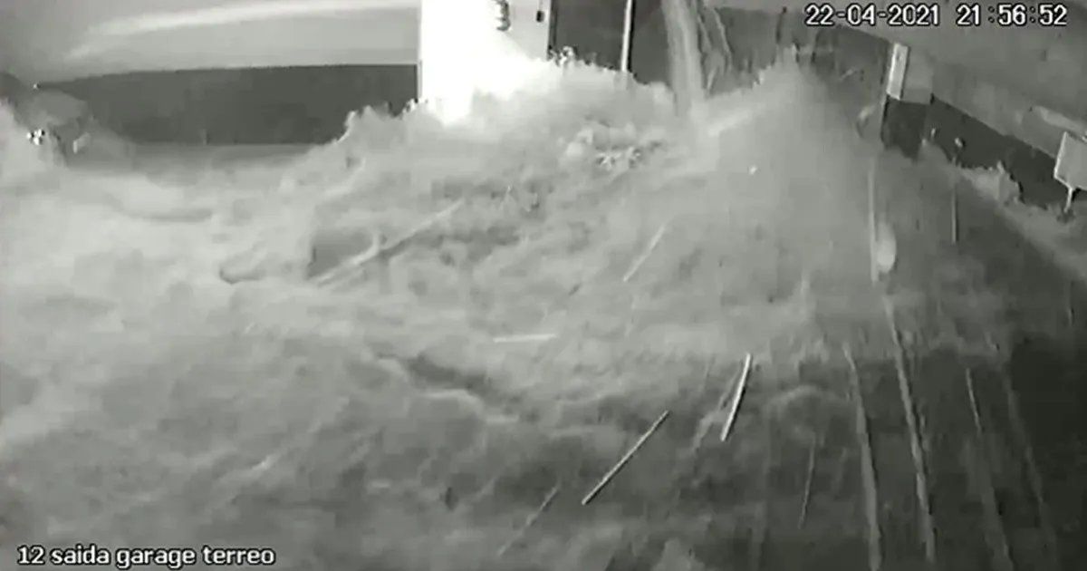 La pileta tiene 25 metros de largo y se encuentra ubicada en la zona de ocio del condominio