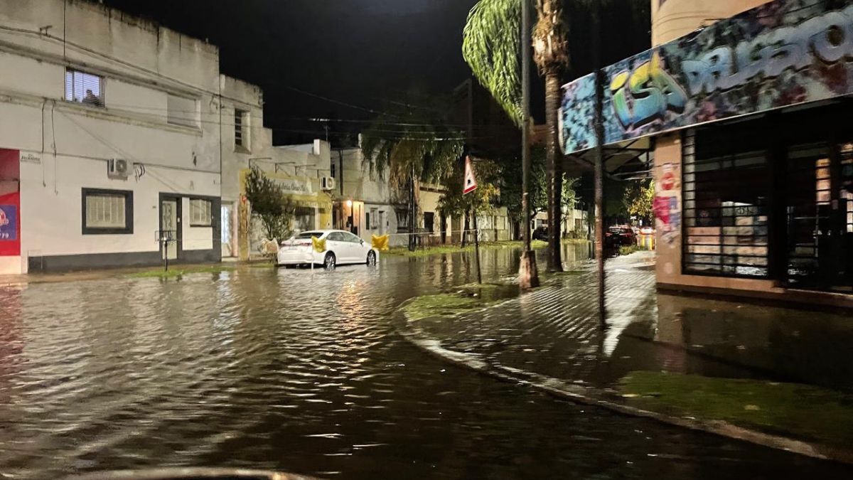 Vecinos cortaron la calle en inmediaciones de Domingo Silva y San Jerónimo por la cantidad de agua acumulada. Vecinos cortaron la calle en inmediaciones de Domingo Silva y San Jerónimo por la cantidad de agua acumulada.