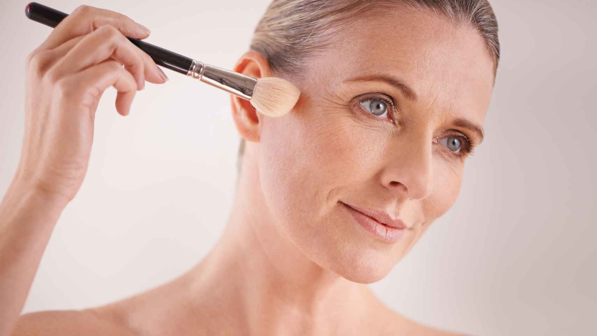 Es importante no aplicar productos pesados o que tengan partículas muy gruesas ya que suelen acentuar las arrugas y líneas de expresión.