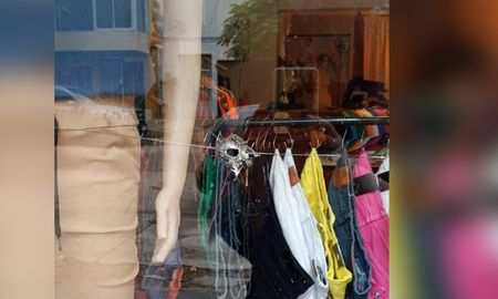 Balearon las vidrieras de varios locales comerciales de Tostado. Balearon las vidrieras de varios locales comerciales de Tostado.