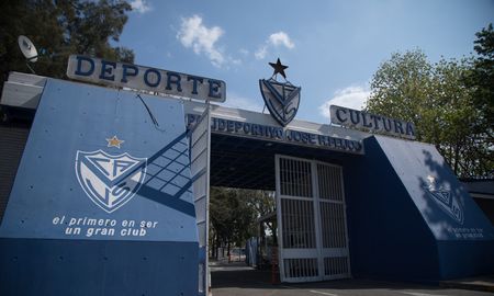 La Justicia allanó al club Vélez por no haber respetado el aforo impuesto por el Gobierno ante la vuelta del público a la cancha. La Justicia allanó al club Vélez por no haber respetado el aforo impuesto por el Gobierno ante la vuelta del público a la cancha.
