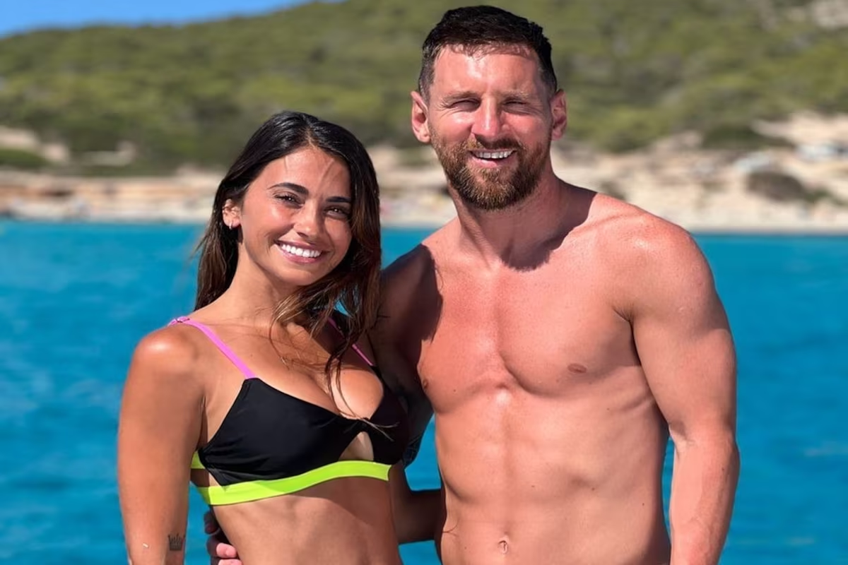 Antonela Roccuzzo y Lionel Messi disfrutando de sus vacaciones en Formentera, España a mediados del año pasado.