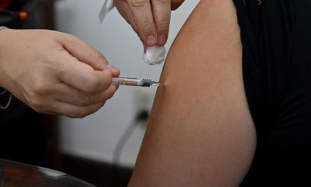 La vacunación fue el punto de inflexión que permitió reducir la mortalidad durante la pandemia de COVID-19. La vacunación fue el punto de inflexión que permitió reducir la mortalidad durante la pandemia de COVID-19.