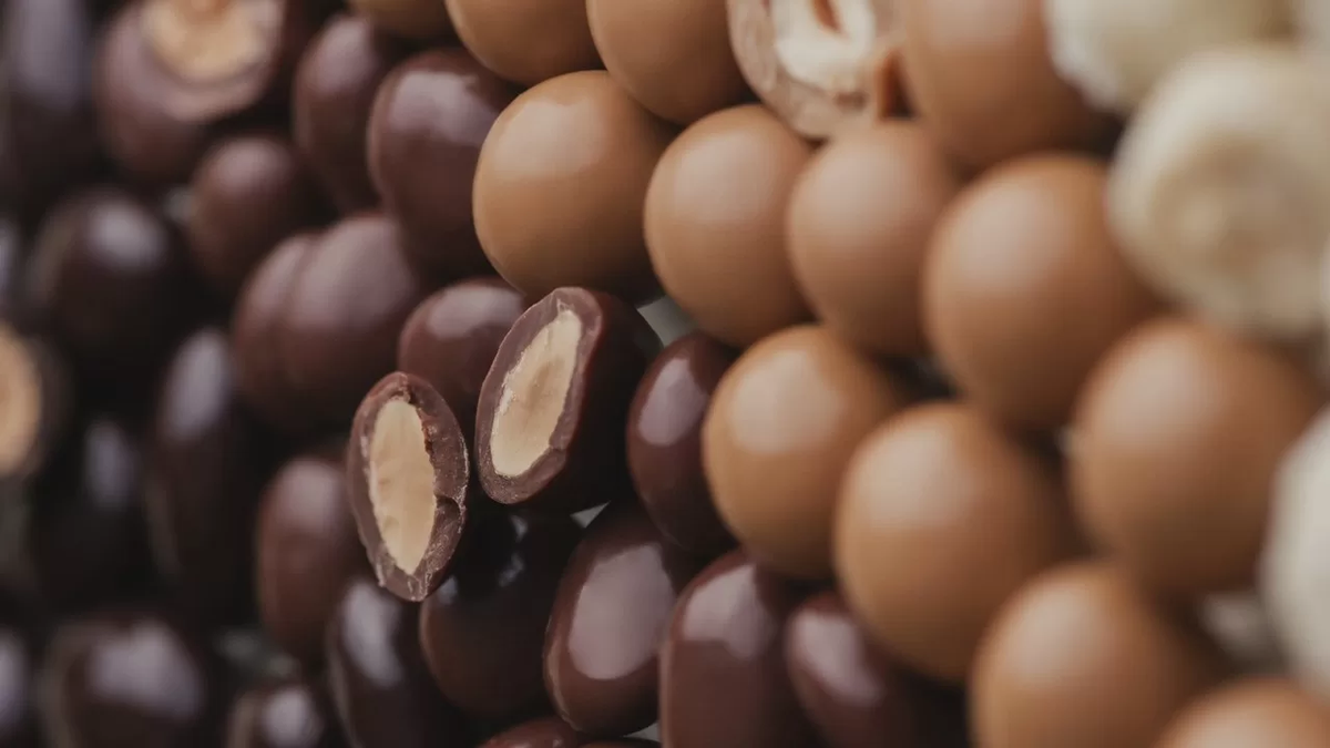 La receta fácil para hacer almendras cubiertas en chocolate en 3 simples pasos